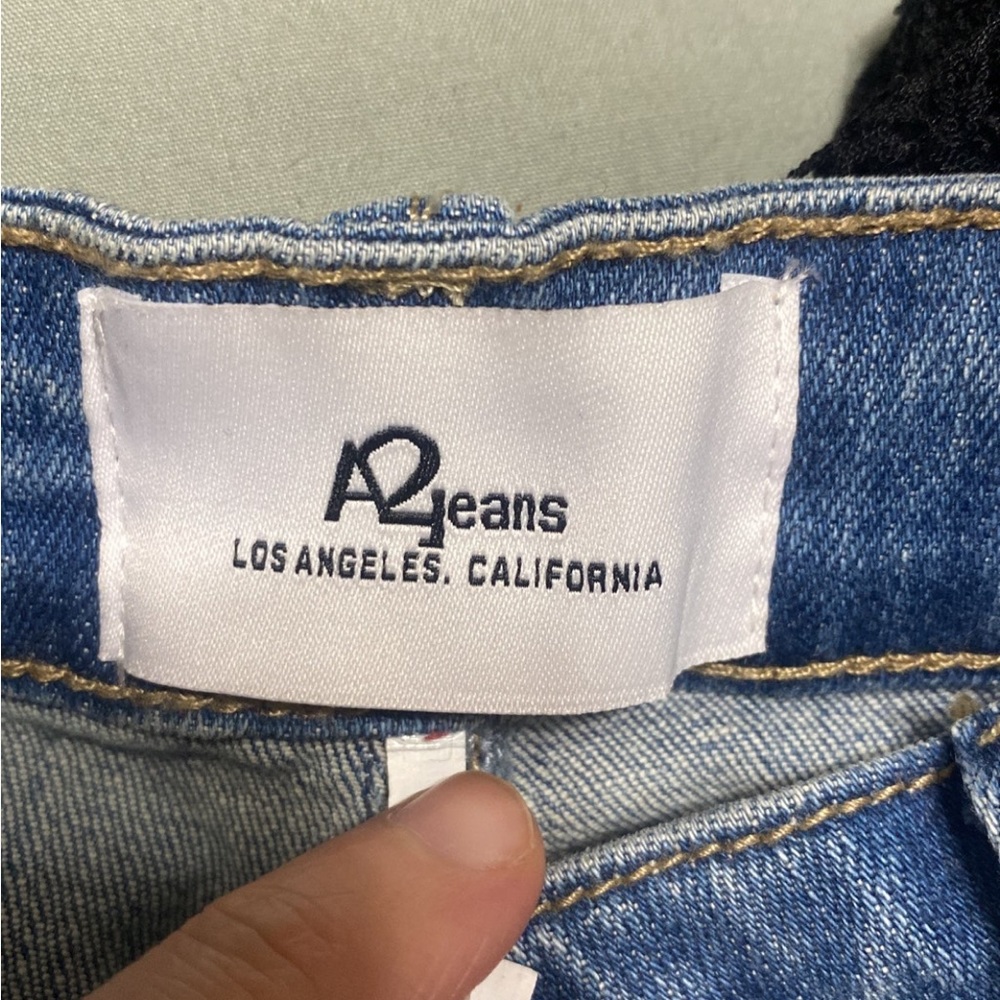 Distressed Cropped/ Capri Size 3 - Picture 5 of 12